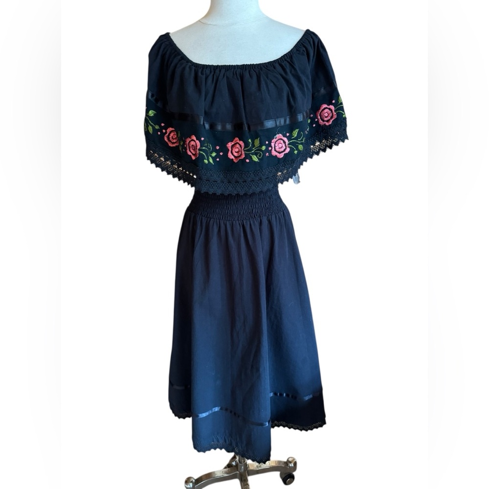 1970s Mexican Style Lace Trim w/Off the Shoulder Design, Smocked Bodice Dress